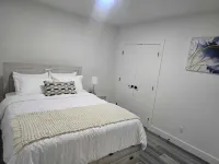 Brand New 1 Bedroom Suite with Private Entrance-10 mins to Airport-self check-in Hotels in Leduc County