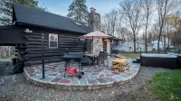 Timber Lodge: Hot Tub, Fireplace & Fun for All !
