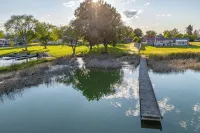 Lakefront 4-bedroom house with AC, WiFi in parklike setting on Moses Lake.