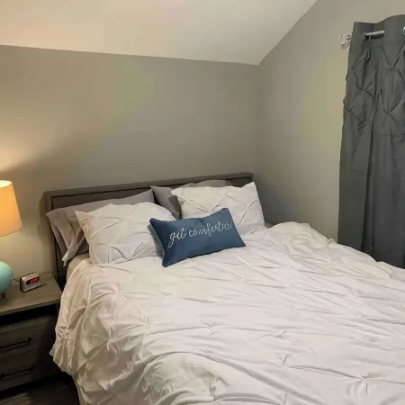 Tiny Home, Spa Next Door, Deck, Walk to Farmers Market