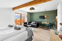 Cozy top floor studio with pool & sauna - 民宿