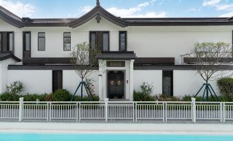 Qingyuan Crystal Butterfly Bay Swimming Lane Hot Spring Villa