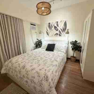 Cozy 2-Bedroom Apartment with Pool Access in Manila Rooms