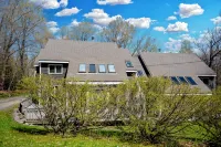 Mt Snow Getaway - 3 Bedroom Chic Condo - Community Pool and Tennis
