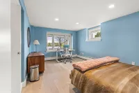 Majestic lakefront 3-bedroom with pool, hot tub, water sports and birdwatching