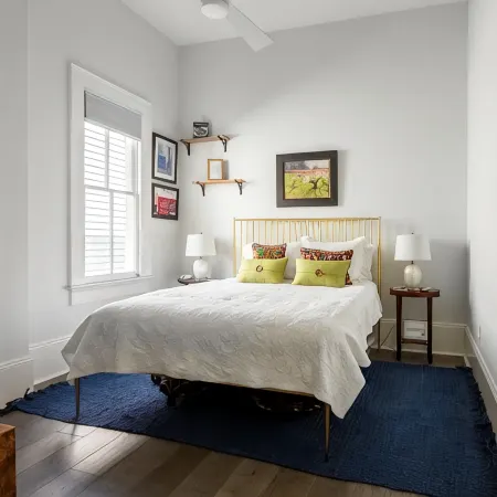 Art-filled 2-bedroom cottage with WiFi and AC in New Orleans Отели рядом с достопримечательностью «Зоопарк «Одюбон»»