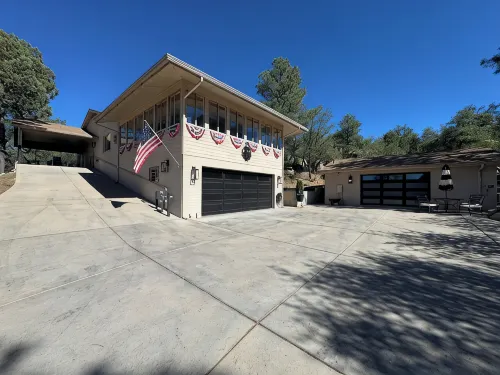 *NEW* Mtn view retreat! Pets! 3 min Dtwn/Pooltable