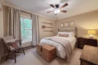 Cozy Retreat 5 Min from Mainstreet - Covered Deck - Fireplaces - Secluded - balcón