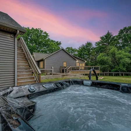 NEW 4-bedroom home, private, hot tub, fenced yard, pet friendly