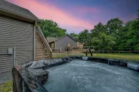 NEW 4-bedroom home, private, hot tub, fenced yard, pet friendly - 부티크