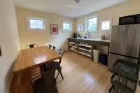 Cottage with Private Garden in Heart of Downtown- kid friendly! - Homestays