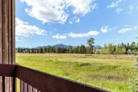 Peaceful Mountain Retreat that sleeps 7, views of Pagosa Peak & Bonus Workspace!