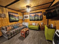 Authentic Cabin 5 Miles to Gsmnp & Cades Cove. Great Views. Easy Roads & Access