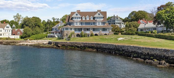 Waterfront Estate in Groton – 10 Bedrooms, Private Pier, & Beach Access グロトンのホテル