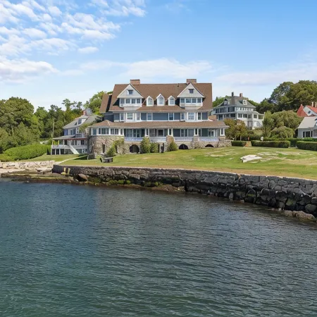 Waterfront Estate in Groton – 10 Bedrooms, Private Pier, & Beach Access Отели в г. Гротон