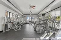 Stylish 1BR + pool Walk to Bars & Bites in the heart of Addison