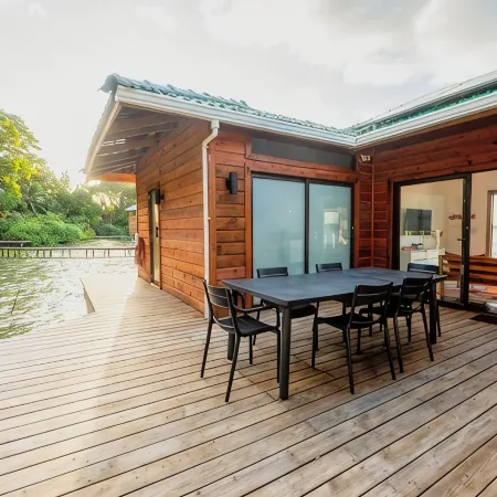 Beautiful 2Br/2BA Overwater Villa: Bastimentos, AC, Wifi, Kayaks & Sups Included