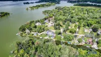 Chain O' Lakes life...serene bay w/ private beach access. Kayaks & Boats welcome