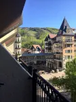 1 min. to slopes!Wake up & Ski! Steps to ski lift/gondola, shops & dining!
