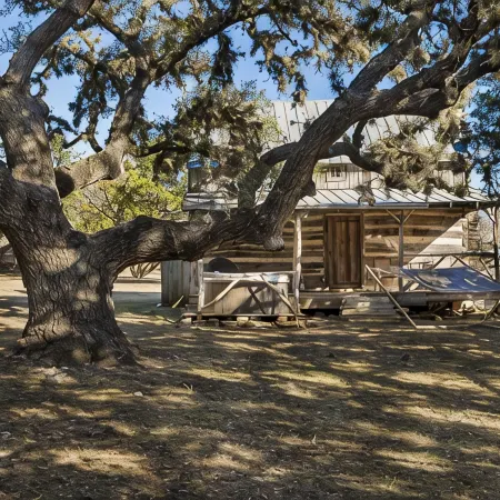 Voted Most Romantic! 1800's Peach Cabin/Close to Downtown/Hot Tub/Peaceful!