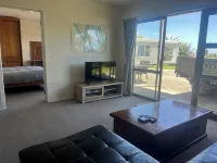 Sneezle Beezle Beach Apartment Hotels in Omapere