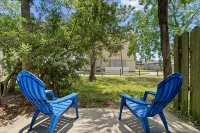 2 bedroom, walk to the Beach! Sleeps 6, outdoor games and yard space! - Bungalows