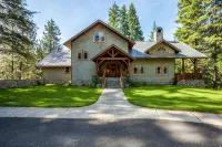 Snowgrass Lodge - Luxury timber lodge, riverfront, mountain views, hot tub - Bjergudsigt