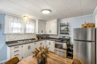 BoHo by the Beach: Charming 2-bedroom apartment in the heart of Port Clinton - Wifi