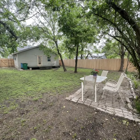 Farmhouse !!  1 min to  Randy’s Icehouse, Tx Beer Co & Taylor Liquor & 5 Samsung