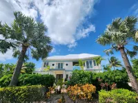 "Gorgeous, 4-bedroom, 4.5-bathroom home with Beautiful Water and Sunset Views Hoteles en 