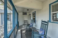 Farmhouse+5 acres.Close to town but still country! - 3성급