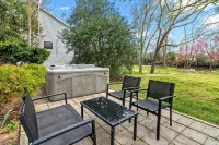 WATERFRONT!! HOT TUB!! 4 BED/4 BATH CHARMING HOME IN THE HEART OF CAMBRIDGE - Homestays