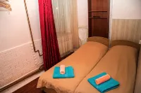 Old Flat Na Zhukovskogo Living Quarters Отели в г. 