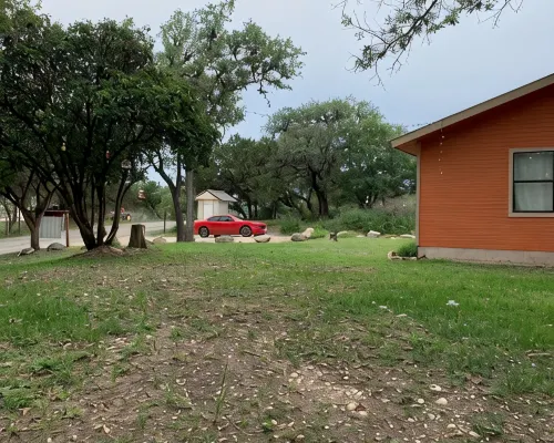 Hummingbird Cabin, located down Riverroad close to local shops and restaurants! Hotels in Concan