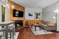 Walking Distance to Ski Slopes! Cozy Condo that sleeps 4! - 부티크