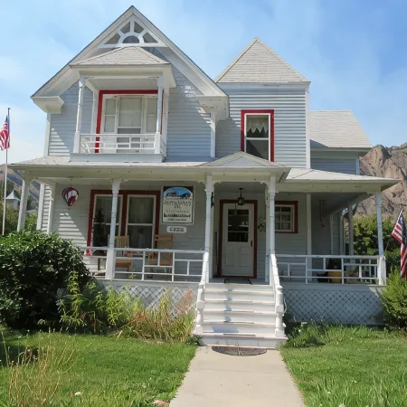Lewis Cabin, Greyhouse Inn Vacation Rentals