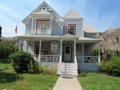 Lewis Cabin, Greyhouse Inn Vacation Rentals