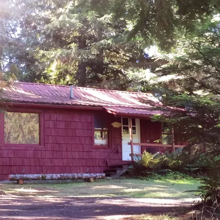 Historic Family Cabin Near Nisqually Entrance, Sleeps 3
