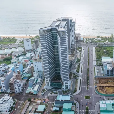 FLC Sea Tower Quy Nhơn Condotel Отели рядом с достопримечательностью «Городской пляж»