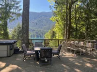 “The Lookout Lodge” Lake Sutherland house with private hot tub - 4-Star