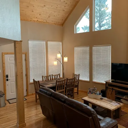 Cozy Cabin with Modern Amenities (Pet Friendly)