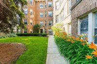 Stylish and Comfy Retreat 10 Minutes from Wrigley - Bungalows