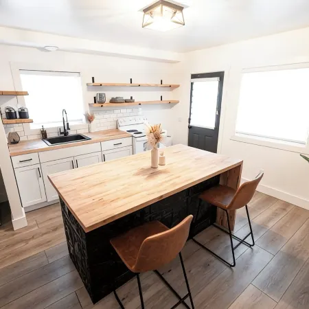 Bridge St Beauty, Brunch & Bars [2 Beds 1 Bath]
