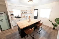 Bridge St Beauty, Brunch & Bars [2 Beds 1 Bath] - Apartments