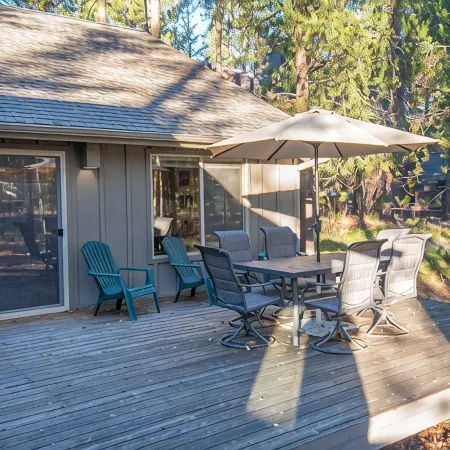 Spacious Sunriver retreat w/hot tub + bikes.  Family + Pet Friendly!