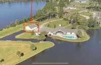 Lake Life Bungalow w/ pool & 3 Kayaks in Baymeadows Estates - Great Fishing!