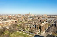 Cozy 2-Bedroom Apartment Minutes from Downtown - Condos