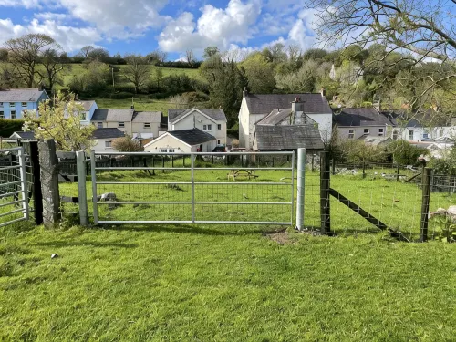 Family & dog friendly seaside flat Llansteffan Carmarthen West Wales sleeps 5 - 2-Star