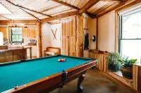 A cozy, romantic cabin perfect for couples.Pets are always welcome, owners too!