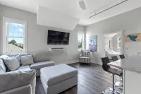 Waterfront Condo, Private Beach, Outdoor Pool & Hot Tub & Walkable to Downtown - Homestays